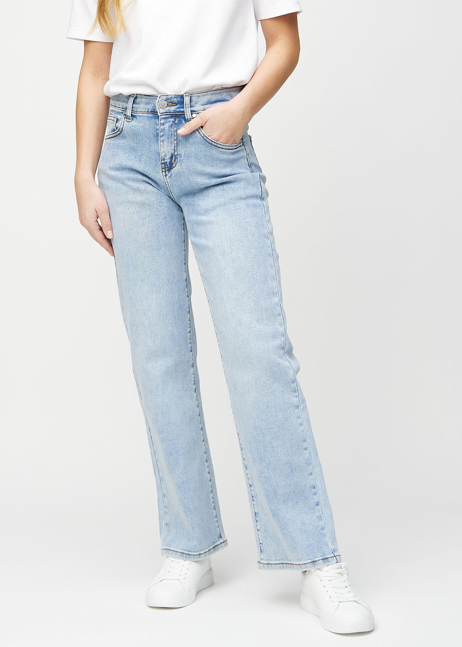 Ljus denim loose jeans, modellnamn Waves, som sitter löst med mycket vidd i benen, sedd framifrån.