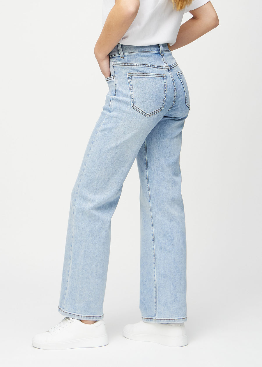 Ljus denim loose jeans sedd från sidan på modell.
