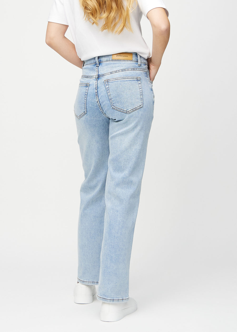 Ljus denim loose jeans sedd bakifrån, så att man kan se hela produkten.
