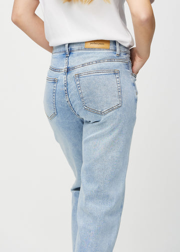 Ljus denim loose jeans sedd bakifrån på nära håll för att visa detaljer.