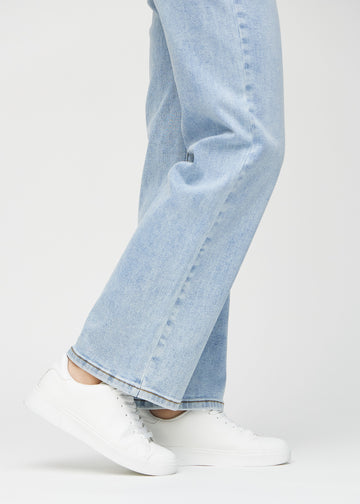 Anklarna på en modell, så att man kan se hur löst jeansen sitter.