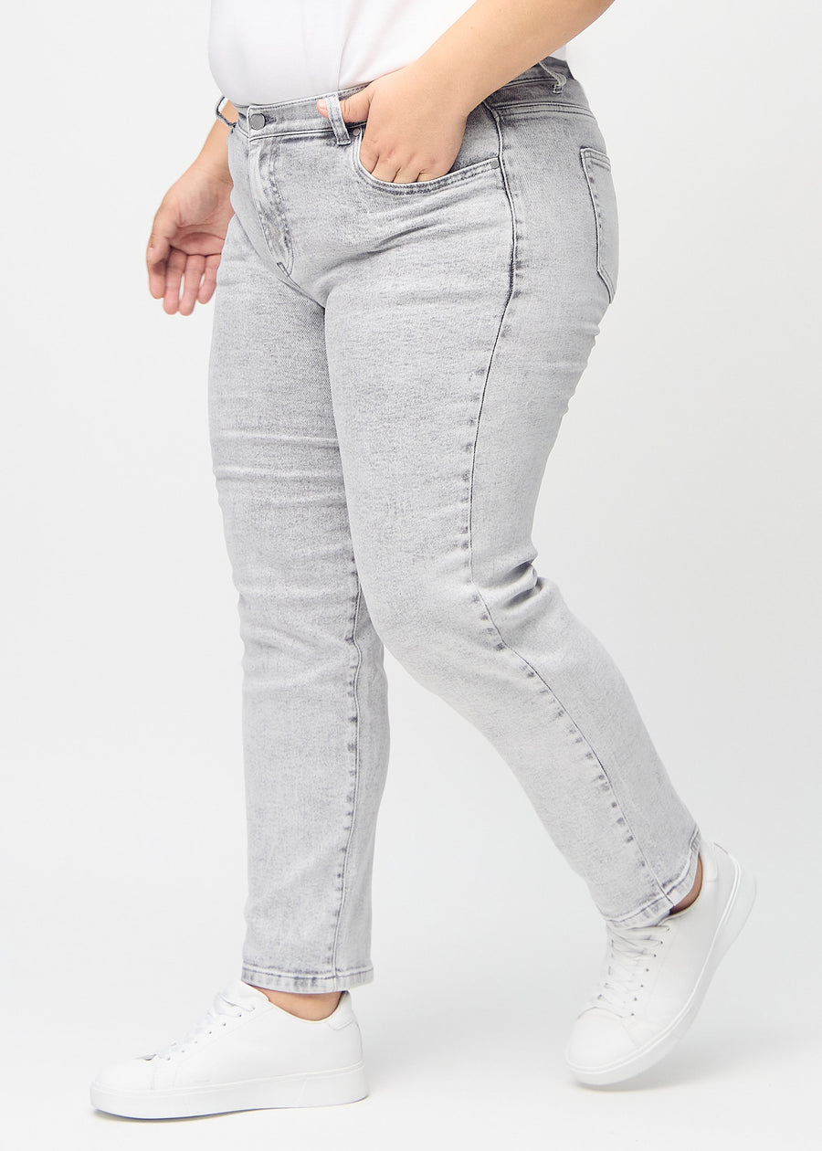 Regularjeans för kvinnor i ljusgrå, färgen Ashes. Från sidan på en plus size-modell.