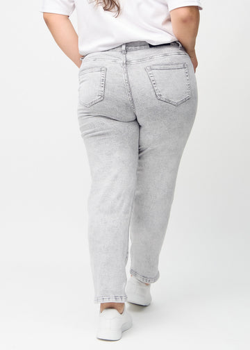Regularjeans för kvinnor i ljusgrå, färgen Ashes. Bakifrån på en plus size-modell, så att hela passformen syns.