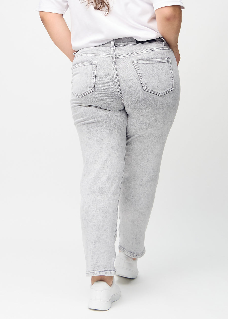 Regularjeans för kvinnor i ljusgrå, färgen Ashes. Bakifrån på en plus size-modell, så att hela passformen syns.