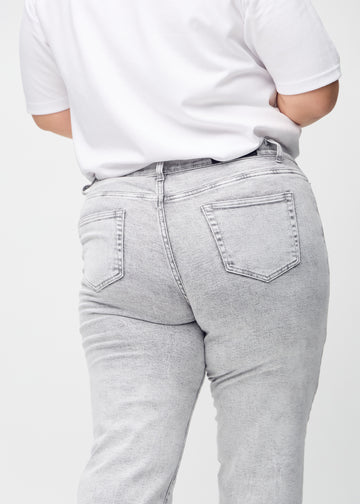 Regularjeans för kvinnor i ljusgrå, färgen Ashes. Närbild bakifrån på en plus size-modell, som visar passform och detaljer.