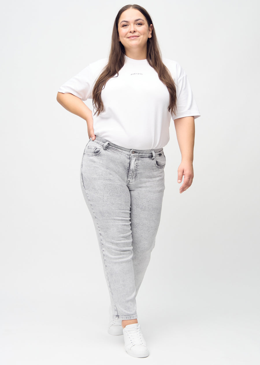 Regularjeans för kvinnor i ljusgrå, färgen Ashes. Helbild av en plus size-modell som bär jeansen.