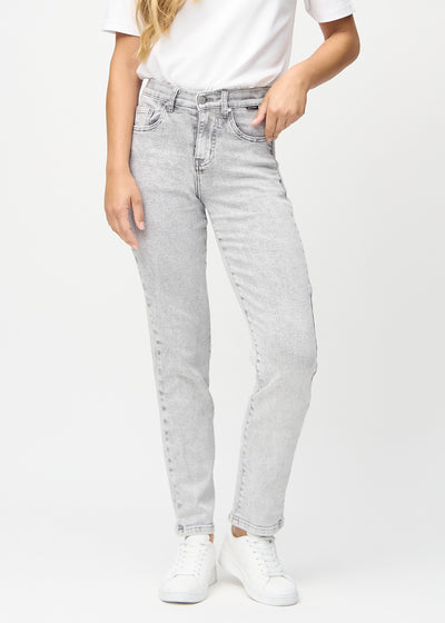 Regularjeans för kvinnor i ljusgrå, färgen Ashes. Framifrån på en modell, med klassiskt raka ben.