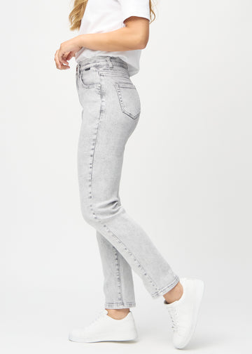 Regularjeans för kvinnor i ljusgrå, färgen Ashes. Från sidan på en modell.