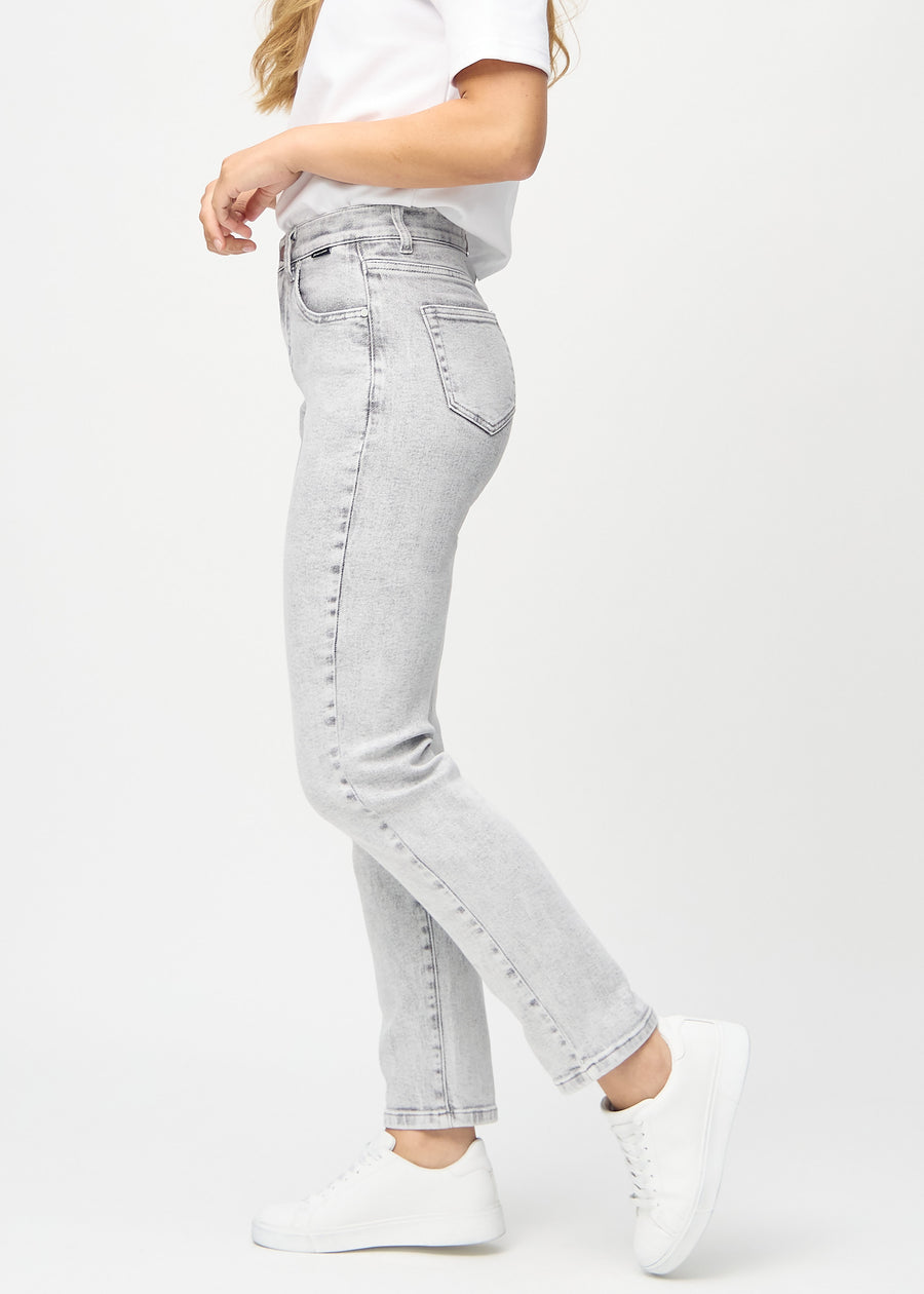 Regularjeans för kvinnor i ljusgrå, färgen Ashes. Från sidan på en modell.
