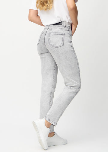 Regularjeans för kvinnor i ljusgrå, färgen Ashes. Bakifrån på en modell, så att hela passformen syns.