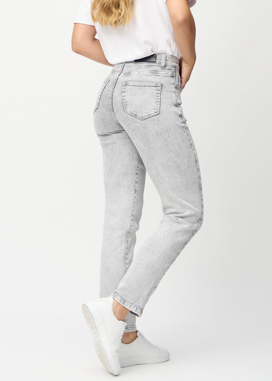 Regularjeans för kvinnor i ljusgrå, färgen Ashes. Bakifrån på en modell, så att hela passformen syns.