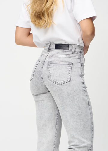 Regularjeans för kvinnor i ljusgrå, färgen Ashes. Närbild bakifrån på en modell, som visar passform och detaljer.