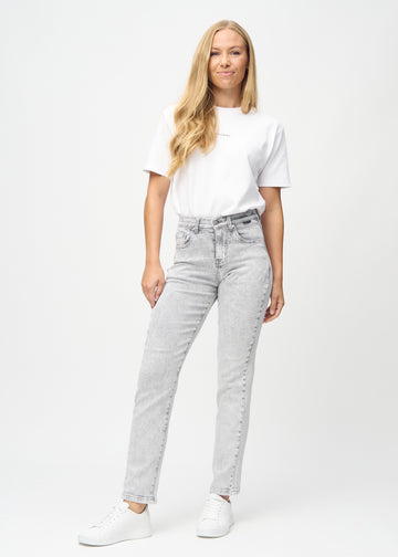 Regularjeans för kvinnor i ljusgrå, färgen Ashes. Helbild av en modell som bär jeansen.