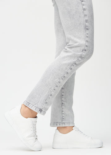 Regularjeans för kvinnor i ljusgrå, färgen Ashes. Närbild vid anklarna på en modell, som visar de raka bensluten.
