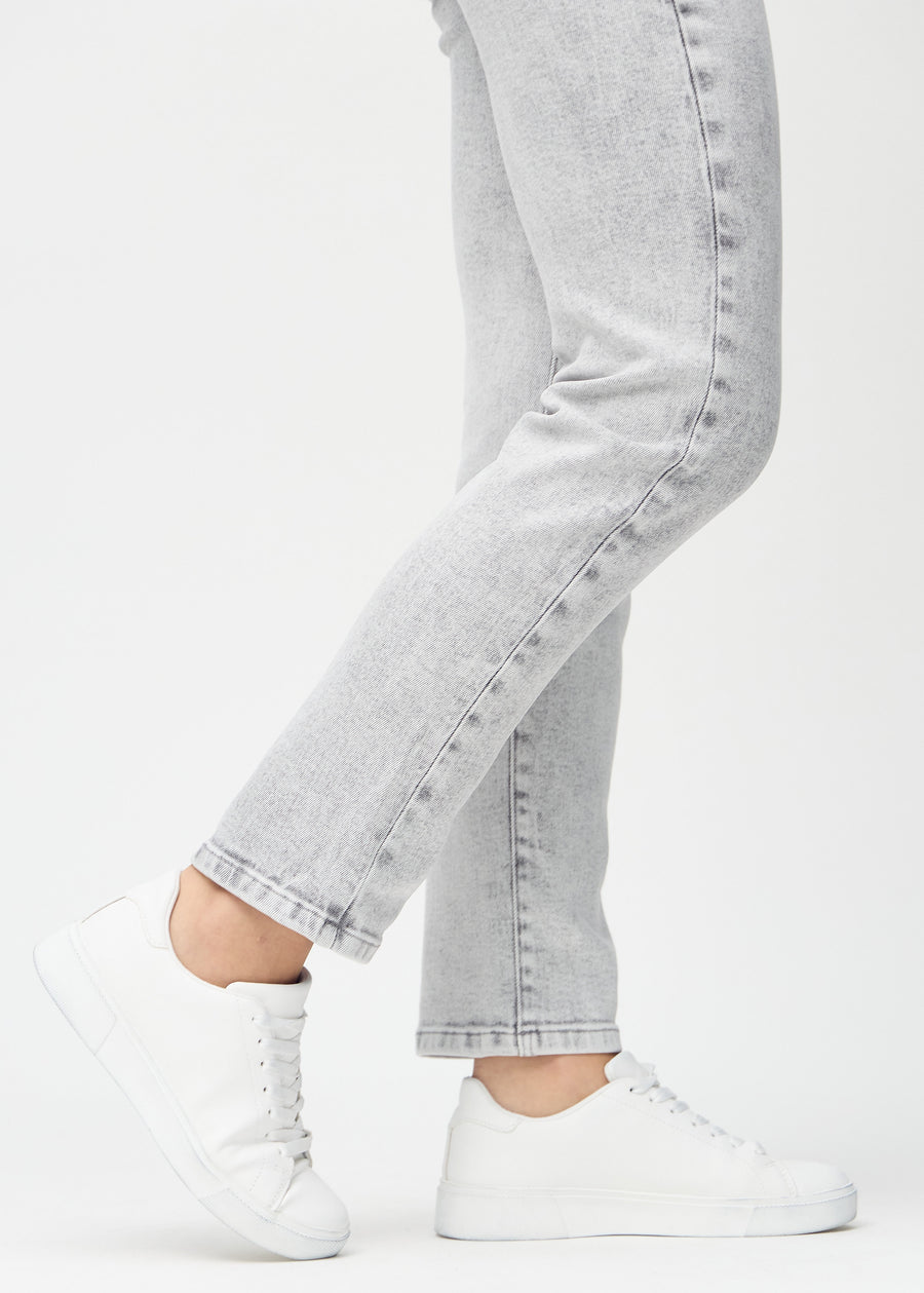 Regularjeans för kvinnor i ljusgrå, färgen Ashes. Närbild vid anklarna på en modell, som visar de raka bensluten.