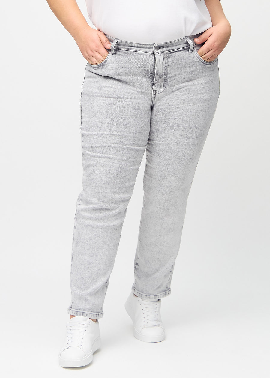 Regularjeans för kvinnor i ljusgrå, färgen Ashes. Framifrån på en plus size-modell, med klassiskt raka ben.