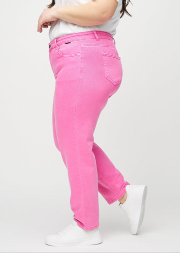 Regularjeans för kvinnor i ljusrosa, färgen Flamingos. Från sidan på en plus size-modell.