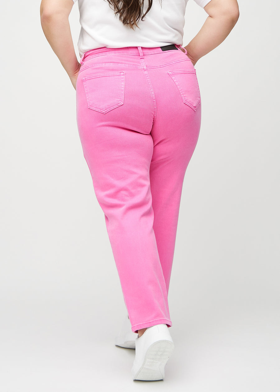 Regularjeans för kvinnor i ljusrosa, färgen Flamingos. Bakifrån på en plus size-modell, så att hela passformen syns.