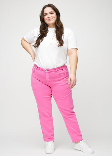 Regularjeans för kvinnor i ljusrosa, färgen Flamingos. Helbild av en plus size-modell som bär jeansen.