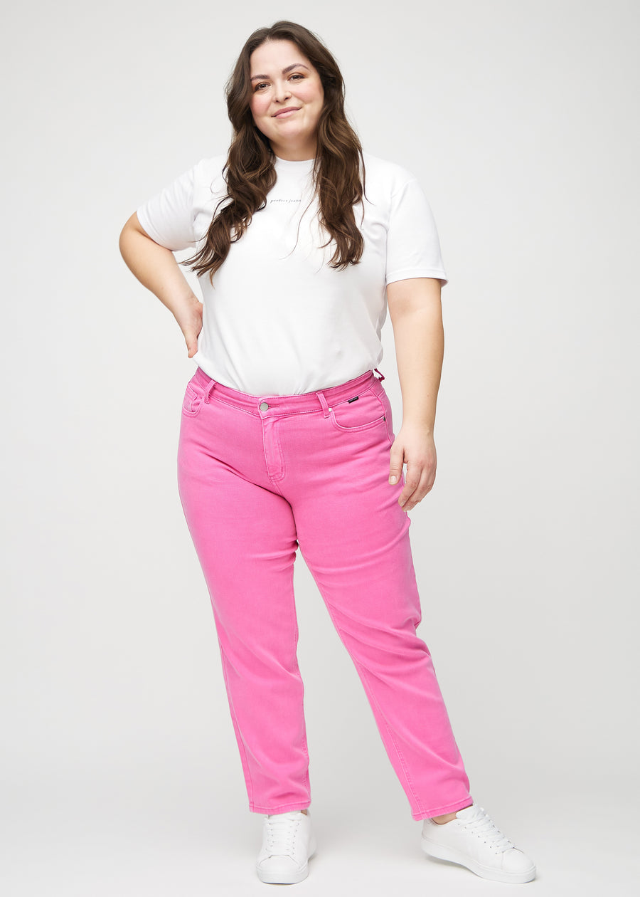 Regularjeans för kvinnor i ljusrosa, färgen Flamingos. Helbild av en plus size-modell som bär jeansen.