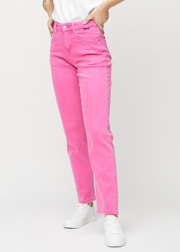 Regularjeans för kvinnor i ljusrosa, färgen Flamingos. Framifrån på en modell, med klassiskt raka ben.