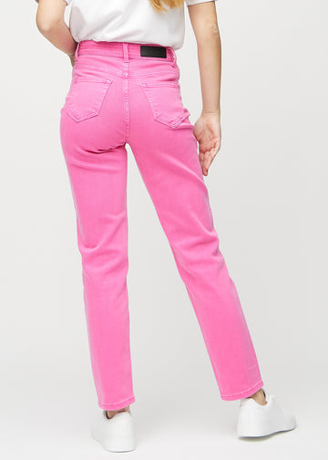 Regularjeans för kvinnor i ljusrosa, färgen Flamingos. Bakifrån på en modell, så att hela passformen syns.