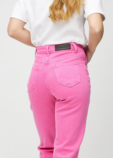 Regularjeans för kvinnor i ljusrosa, färgen Flamingos. Närbild bakifrån på en modell, som visar passform och detaljer.
