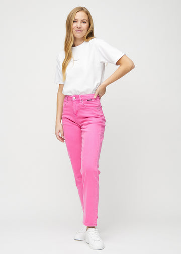 Regularjeans för kvinnor i ljusrosa, färgen Flamingos. Helbild av en modell som bär jeansen.