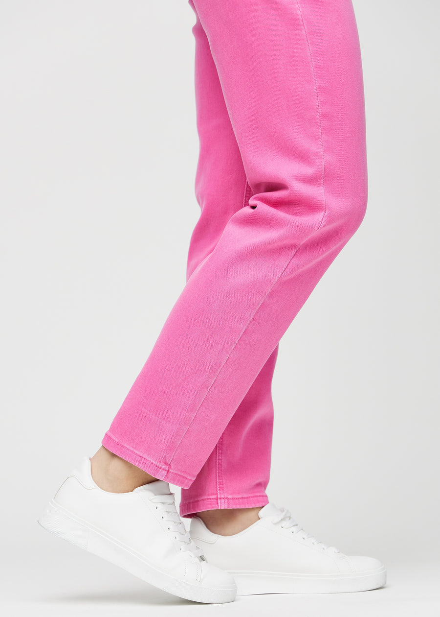 Regularjeans för kvinnor i ljusrosa, färgen Flamingos. Närbild vid anklarna på en modell, som visar de raka bensluten.