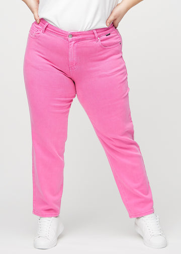 Regularjeans för kvinnor i ljusrosa, färgen Flamingos. Framifrån på en plus size-modell, med klassiskt raka ben.