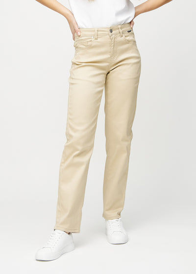 Regularjeans för kvinnor i beige, färgen Gazelles. Framifrån på en modell, med klassiskt raka ben.