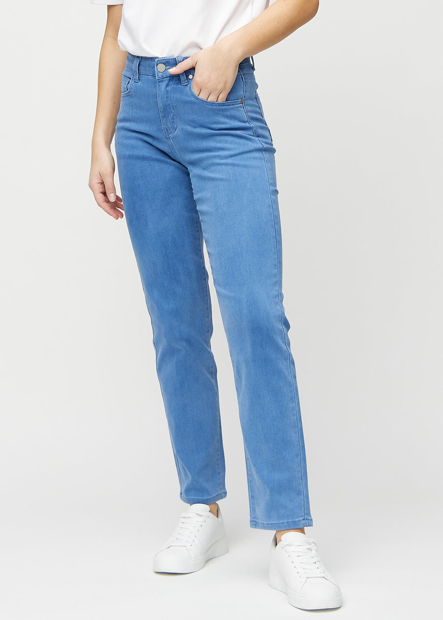Regularjeans för kvinnor i blå, färgen Geraniums. Framifrån på en modell, med klassiskt raka ben.