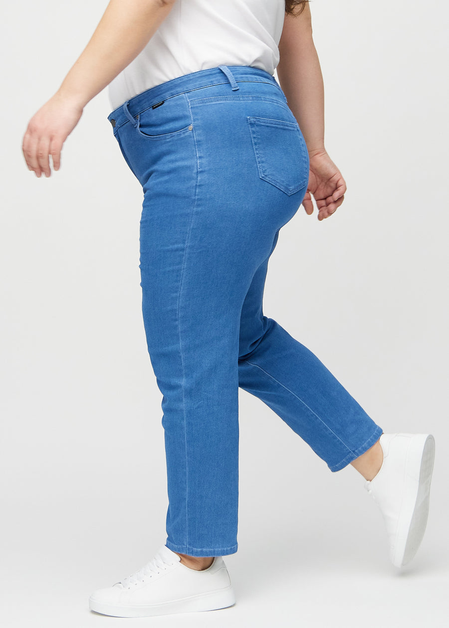 Regularjeans för kvinnor i blå, färgen Geraniums. Från sidan på en plus size-modell.