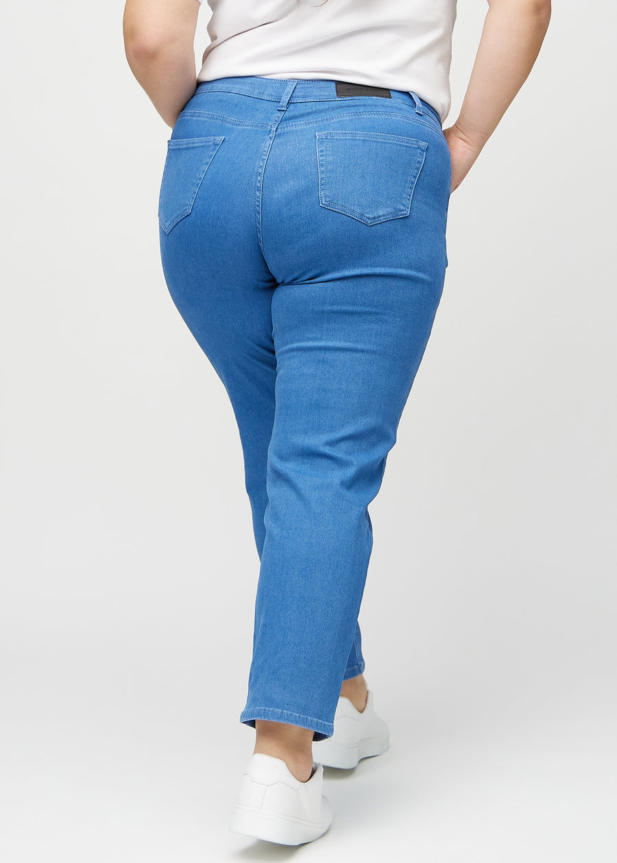 Regularjeans för kvinnor i blå, färgen Geraniums. Bakifrån på en plus size-modell, så att hela passformen syns.