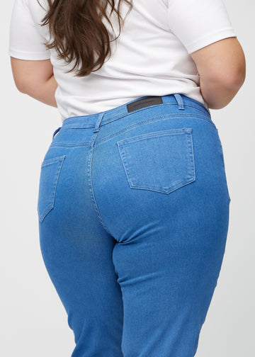 Regularjeans för kvinnor i blå, färgen Geraniums. Närbild bakifrån på en plus size-modell, som visar passform och detaljer.