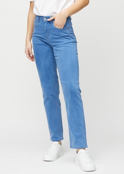 Regularjeans för kvinnor i blå, färgen Geraniums. Framifrån på en modell, med klassiskt raka ben.