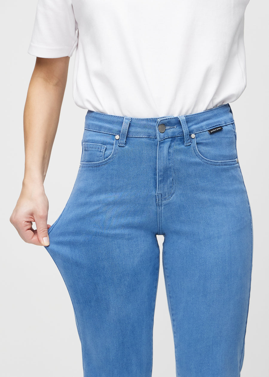 Regularjeans för kvinnor i blå, färgen Geraniums. En modell drar i tyget vid låret för att visa stretchen.