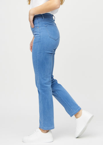 Regularjeans för kvinnor i blå, färgen Geraniums. Från sidan på en modell.