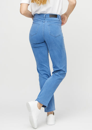 Regularjeans för kvinnor i blå, färgen Geraniums. Bakifrån på en modell, så att hela passformen syns.