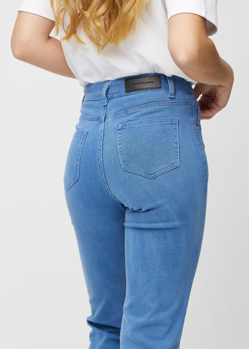 Regularjeans för kvinnor i blå, färgen Geraniums. Närbild bakifrån på en modell, som visar passform och detaljer.