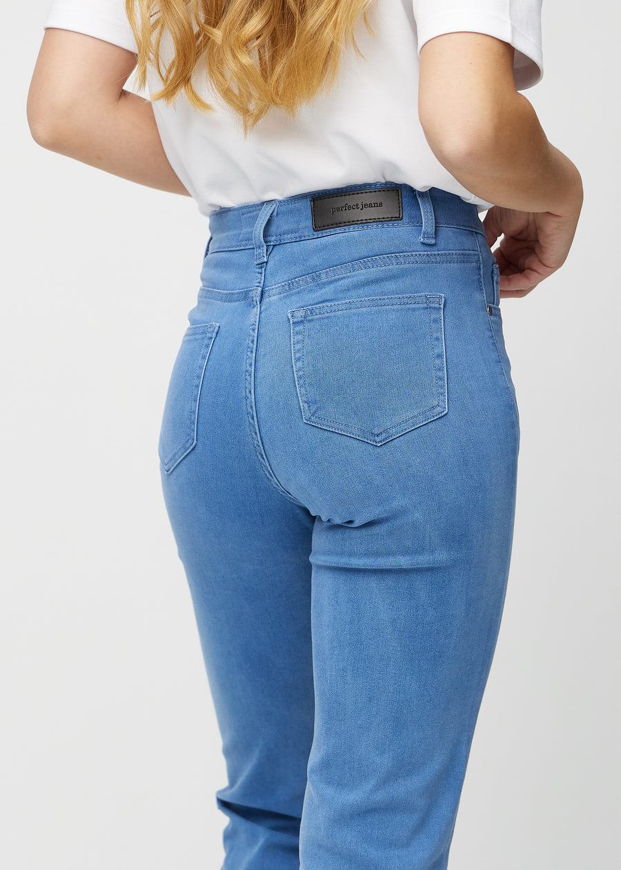 Regularjeans för kvinnor i blå, färgen Geraniums. Närbild bakifrån på en modell, som visar passform och detaljer.