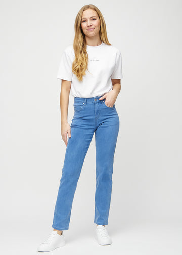 Regularjeans för kvinnor i blå, färgen Geraniums. Helbild av en modell som bär jeansen.