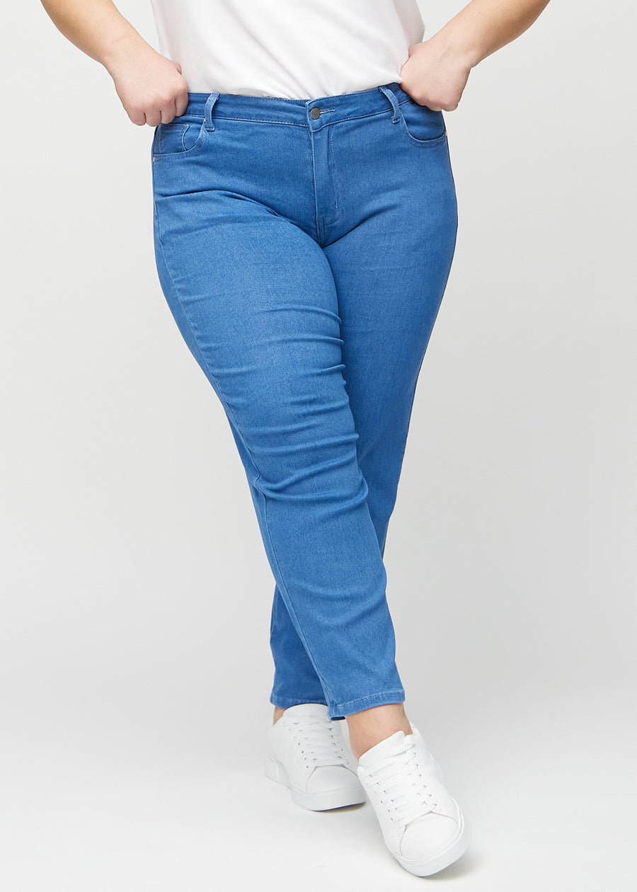 Regularjeans för kvinnor i blå, färgen Geraniums. Framifrån på en plus size-modell, med klassiskt raka ben.