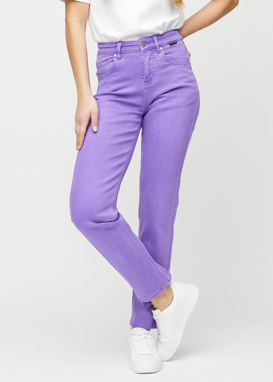 Regularjeans för kvinnor i lila, färgen Lavenders. Framifrån på en modell, med klassiskt raka ben.