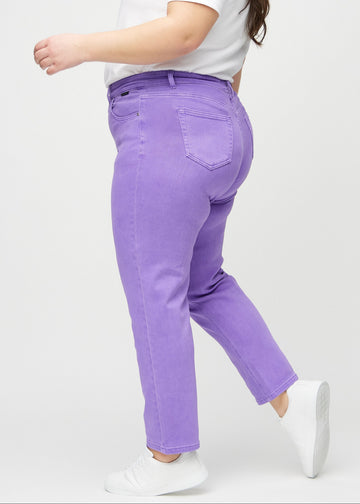 Regularjeans för kvinnor i lila, färgen Lavenders. Från sidan på en plus size-modell.