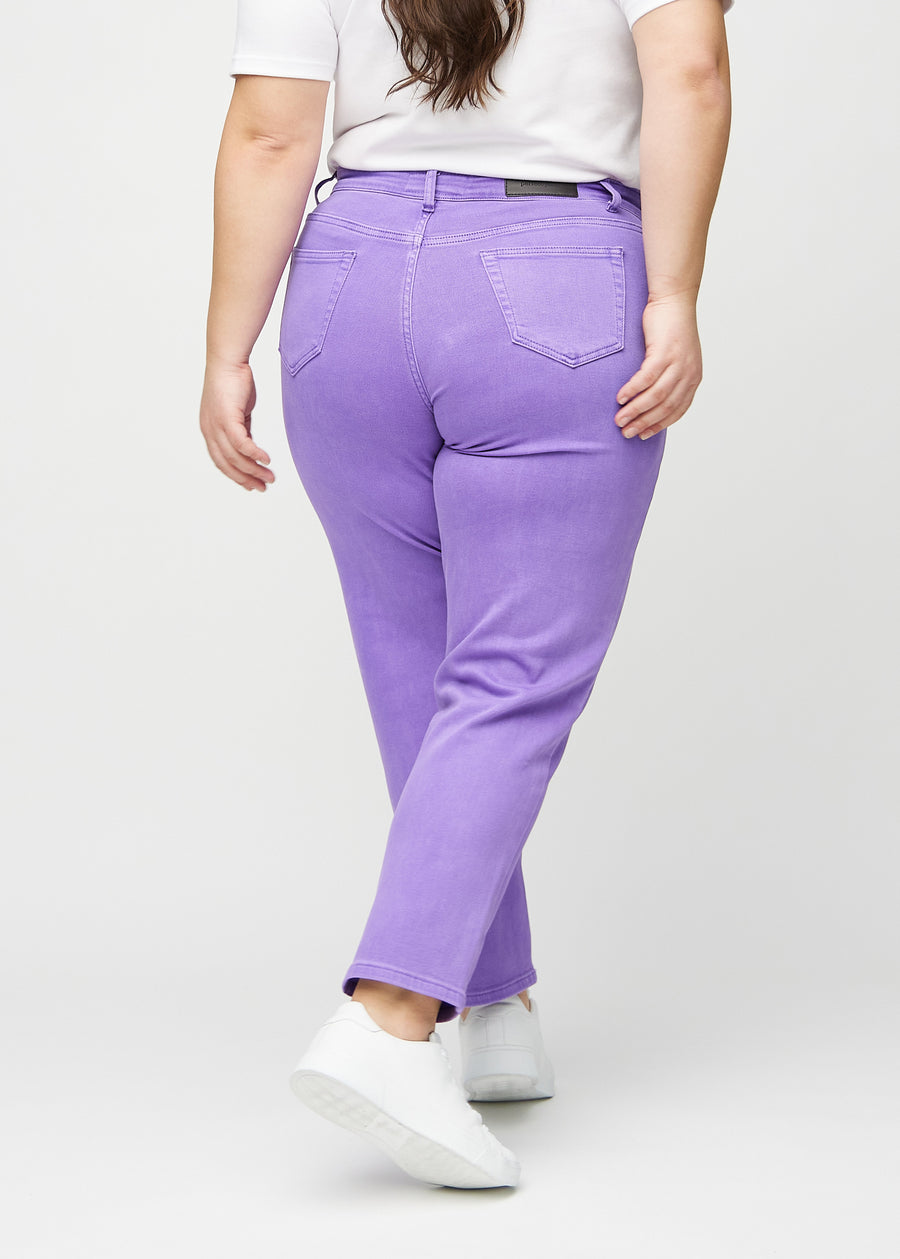 Regularjeans för kvinnor i lila, färgen Lavenders. Bakifrån på en plus size-modell, så att hela passformen syns.