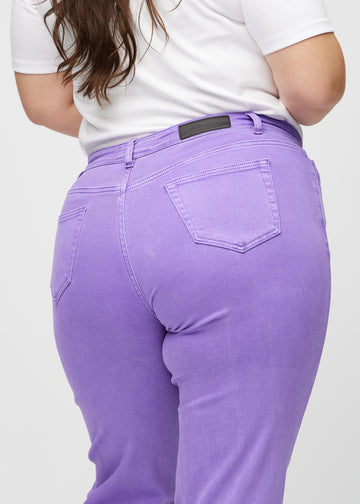 Regularjeans för kvinnor i lila, färgen Lavenders. Närbild bakifrån på en plus size-modell, som visar passform och detaljer.