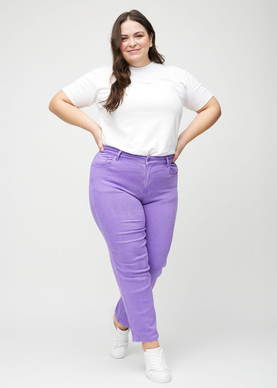 Regularjeans för kvinnor i lila, färgen Lavenders. Helbild av en plus size-modell som bär jeansen.