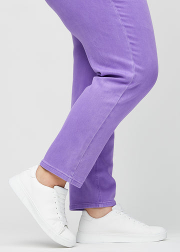 Regularjeans för kvinnor i lila, färgen Lavenders. Närbild vid anklarna på en plus size-modell, som visar de raka bensluten.