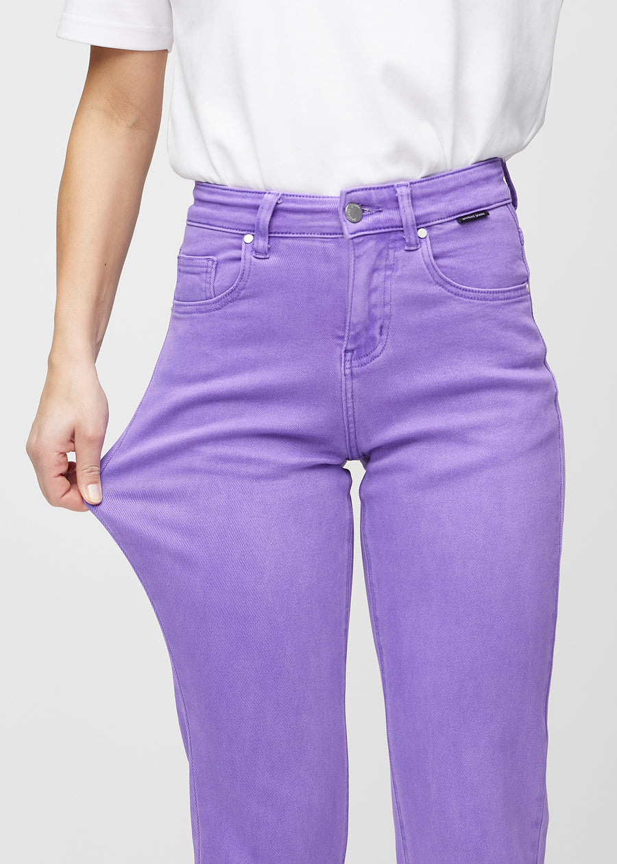 Regularjeans för kvinnor i lila, färgen Lavenders. En modell drar i tyget vid låret för att visa stretchen.